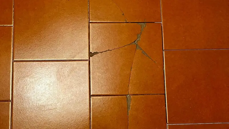 Le mattonelle rotte - © www.giornaledibrescia.it