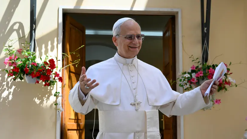Papa Leone XIV visita la Casa di riposo per anziani "Santa Marta" a Castel Gandolfo, accolto dalla comunità delle religiose, dove ha incontrato e salutato circa 20 anziane di età compresa tra gli 80 e i 101 anni, Castel Gandolfo, 21 luglio 2025. ANSA / HANDOUT VATICAN MEDIA +++NO SALES - EDITORIAL USE ONLY+++ Pope Leo XIV visits the "Santa Marta" retirement home in Castel Gandolfo, welcomed by the community of nuns, where he met and greeted about 20 elderly women aged between 80 and 101, Castel Gandolfo, July 21, 2025. ANSA / HANDOUT VATICAN MEDIA +++NO SALES - EDITORIAL USE ONLY+++