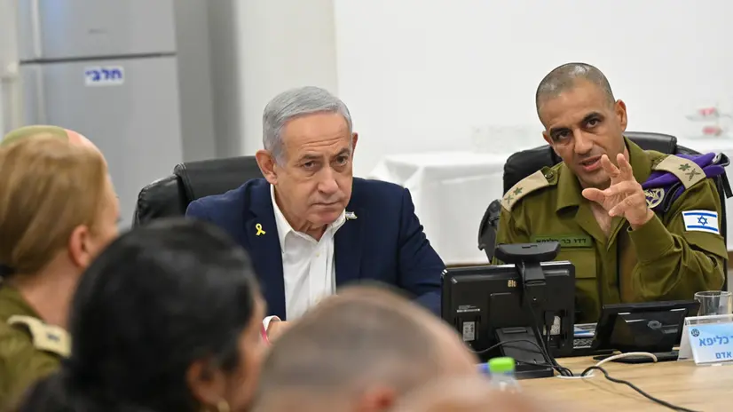 Il premier israeliano Benyamin Netanyahu durante una visita alla base di reclutamento e selezione di Tel HaShomer, 5 agosto 2025. ANSA/ UFFICIO STAMPA +++FOTO DIFFUSA DALL'UFFICIO STAMPA - USARE SOLO PER ILLUSTRARE OGGI LA NOTIZIA INDICATA NEL TITOLO - NON ARCHIVIARE - NON VENDERE - NON USARE PER FINI NON GIORNALISTICI - NPK+++