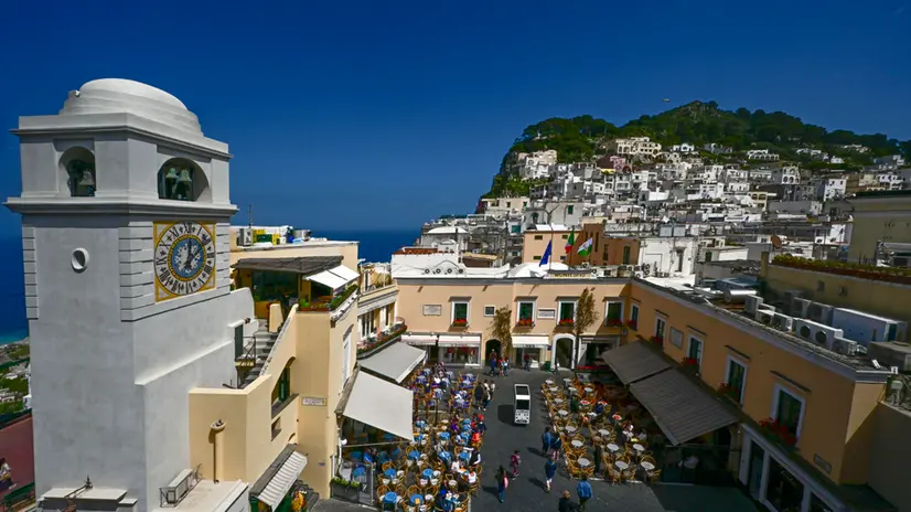 Una veduta della piazzetta di Capri, 23 aprile 2024 ANSA/ CIRO FUSCO