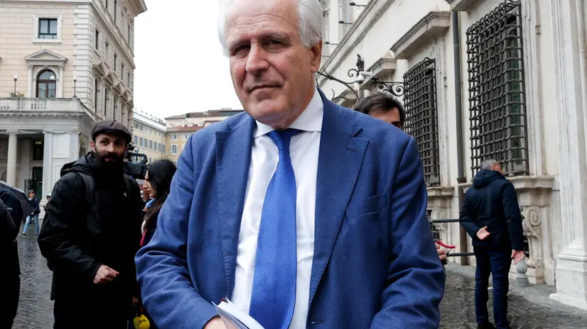 Il presidente della regione Toscana Eugenio Giani fuori Palazzo Chigi al termine della riunione della Cabina di regia sul PNRR, Roma, 27 Marzo 2025. ANSA/GIUSEPPE LAMI