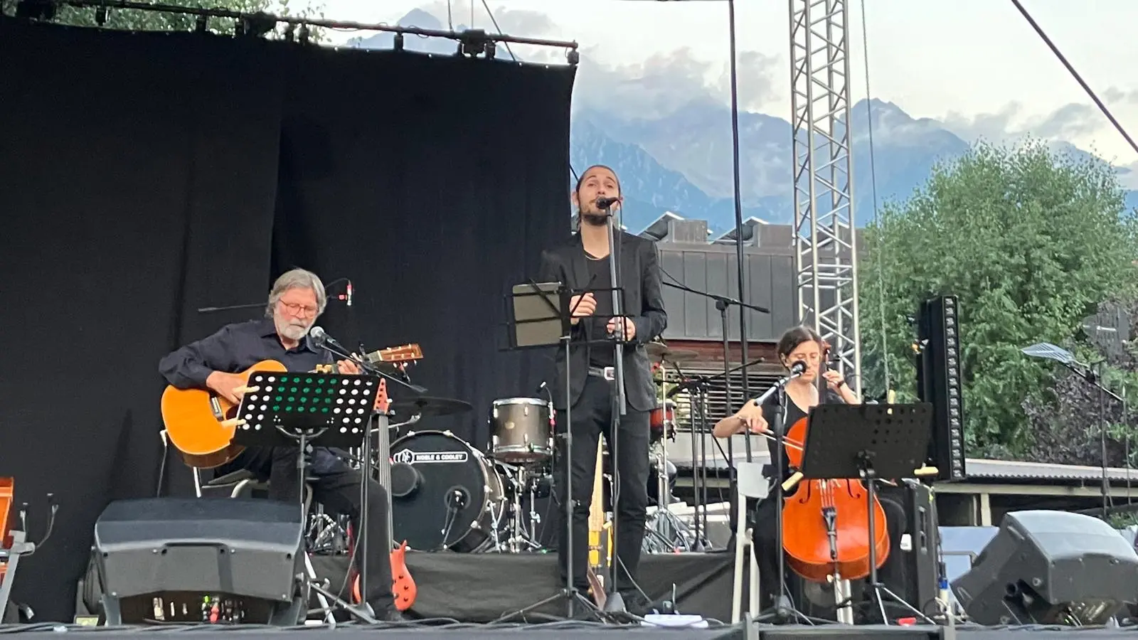 Il trio formato da Diego Ghenzi, Roberta Selva e Giorgio Cordini che ha aperto il concerto di De André