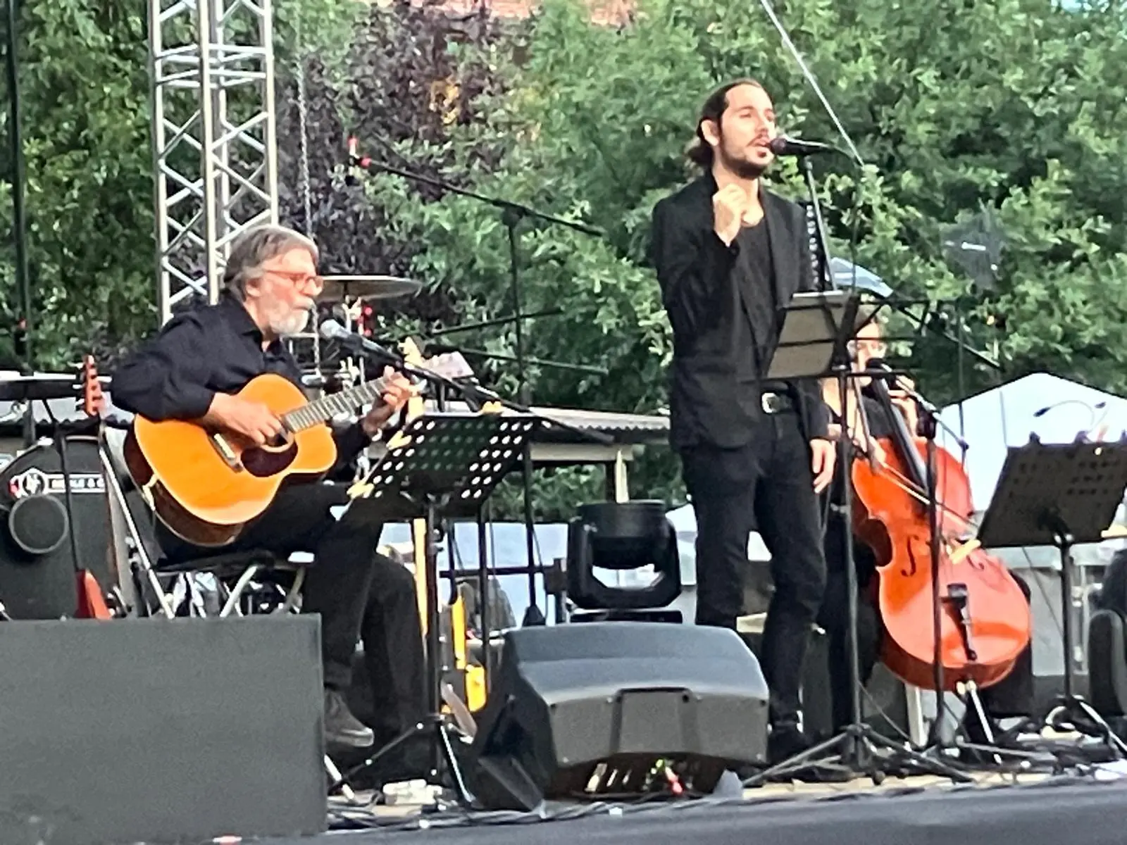 Il trio formato da Diego Ghenzi, Roberta Selva e Giorgio Cordini che ha aperto il concerto di De André