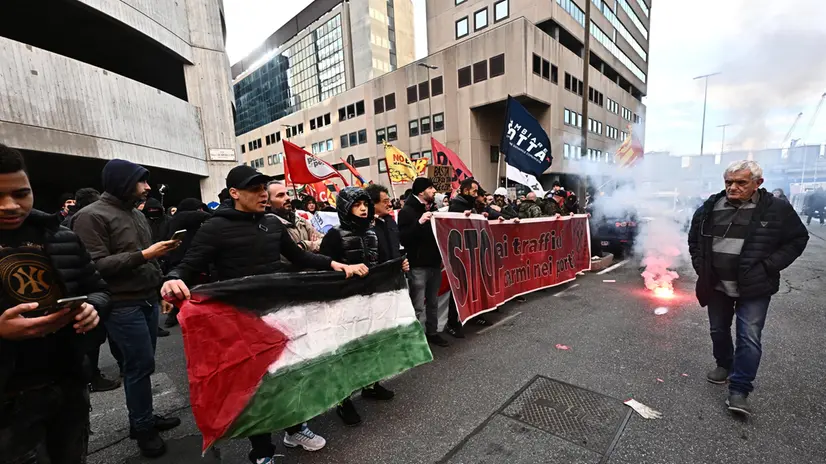 Un momento del blocco del varco portuale di s.Benigno nel porto di Genova, da parte dei portuali e associazioni contro la guerra in Palestina e il traffico di armi nel porto. Genova, 10 novembre 2023. ANSA/LUCA ZENNARO