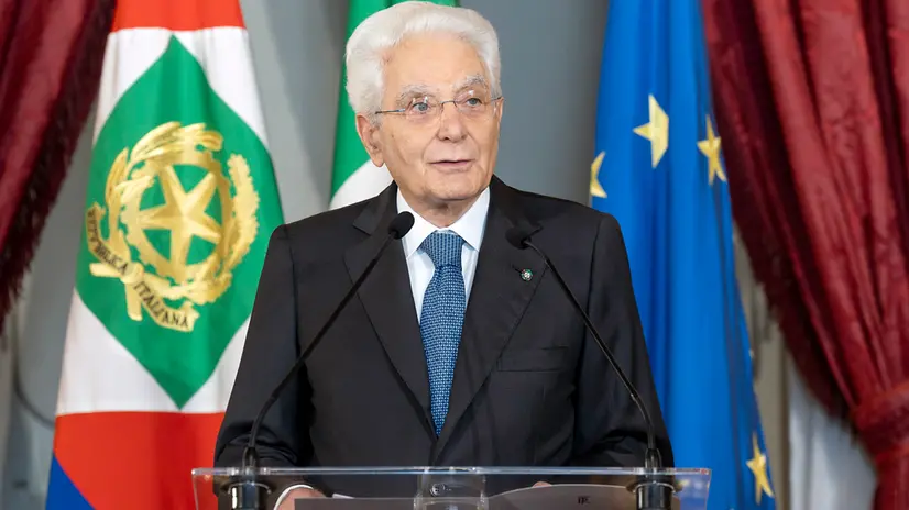 Roma - Il Presidente Sergio Mattarella rivolge il suo indirizzo di saluto in occasione dell'incontro con i componenti dell’Associazione Stampa Parlamentare, i Direttori dei quotidiani e delle agenzie giornalistiche e i giornalisti accreditati presso il Quirinale per la consegna del Ventaglio da parte dell’Associazione Stampa Parlamentare, oggi 30 luglio 2025 (Foto di Paolo Giandotti - Ufficio per la Stampa e la Comunicazione della Presidenza della Repubblica)