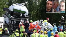 Soccorritori sul luogo del tragico incidente sull'autostrada A1, 04 agosto 2025. E' di tre morti e 18 feriti il bilancio dell'incidente avvenuto sull'A1 fra Arezzo e Valdarno, a seguito del salto di carreggiata di un camion. Secondo quanto si spiega dal 118 le tre persone decedute erano tutte a bordo di un'ambulanza, coinvolta insieme a tre auto e un caravan oltre al camion. Tra i 18 feriti, uno è un codice rosso, 4 gialli, 10 verdi. Sul posto sono intervenuti i due elisoccorso Pegaso 1 e Pegaso 2, mezzi di supporto da Firenze, oltre all'automedica di Arezzo, autoinfermistica, vigili del fuoco e forze dell'ordine. Attivato il protocollo maxiemergenza. ANSA/CLAUDIO GIOVANNINI