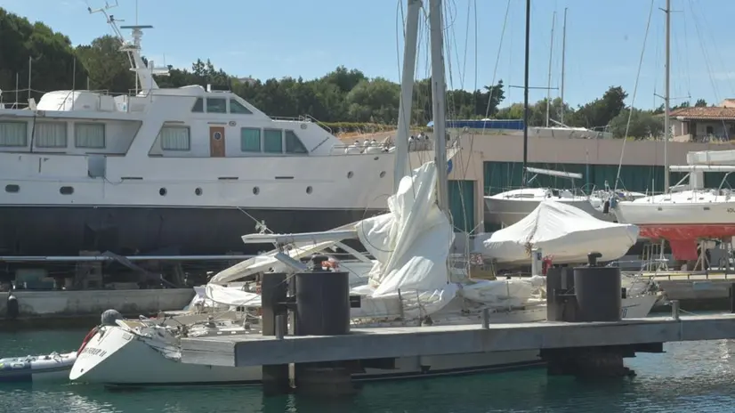 Scontro tra due imbarcazioni, una a motore e una a vela, davanti alla marina di Portisco a Olbia, 29 maggio 2021. Un 69enne di Milano ha perso la vita. Sul posto le forze dell'ordine. ANSA/ GIAN MARIO SIAS
