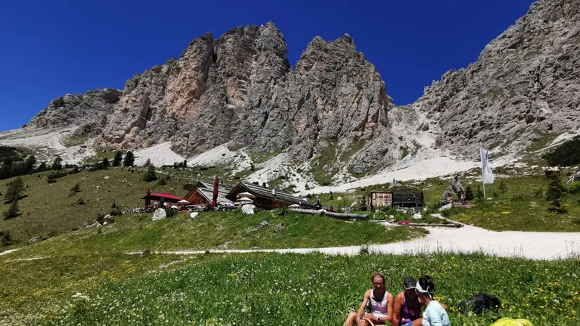 E' partita bene la stagione estiva sulle Dolomiti, anche se i numeri degli anni scorsi ovviamente sono lontani. "Le previsioni fino a metà settembre sono buone, siamo fiduciosi di portare a casa una stagione positiva", afferma Andrea Weiss, direttore Azienda di turismo della val di Fassa. "Da alcuni giorni registriamo un forte incremento degli accessi al nostro portale web. C'è tanta voglia di godersi in piena libertà le montagne, gli spazi e i paesaggi, anche se con qualche servizio in meno", spiega Weiss. ANSA/STEFAN WALLISCH