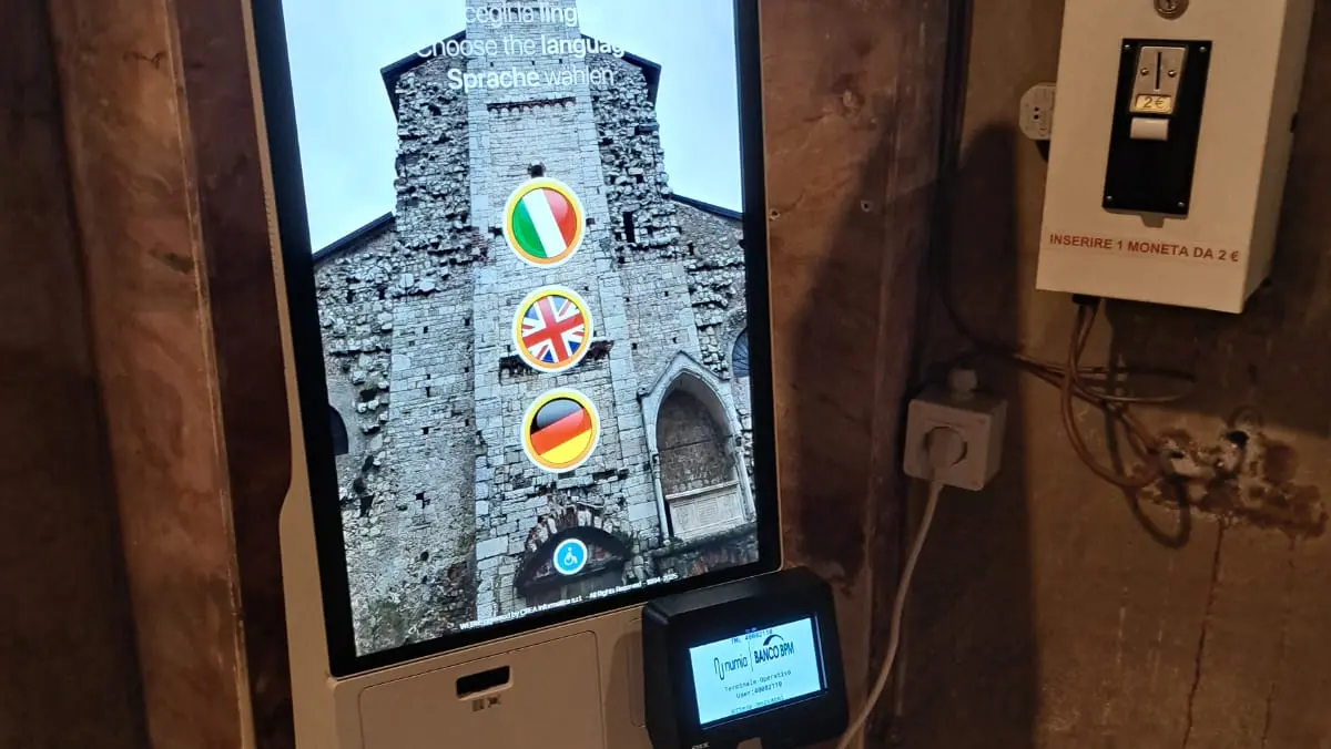 I totem per le offerte digitali in chiesa - © www.giornaledibrescia.it