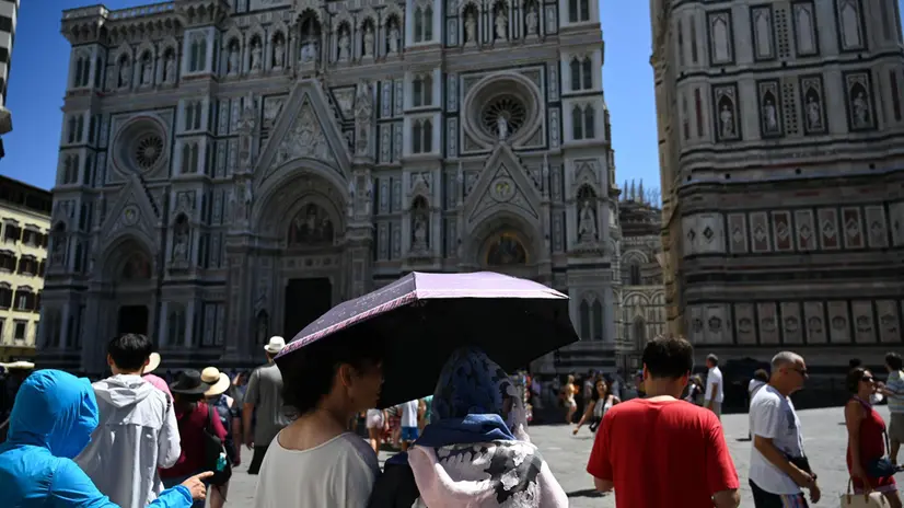 Emergenza caldo a Firenze, 24 luglio 2019. Confermato codice rosso per il caldo a Firenze per oggi mercoledì 24 luglio e previsto anche per domani giovedì 25 e dopodomani venerdì 26. ANSA/CLAUDIO GIOVANNINI