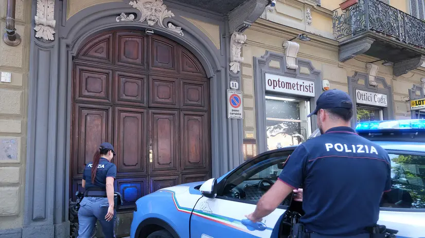 Forze dell'ordine davanti allo stabile di corso Giulio Cesare 14 dove è stato accoltellato un ragazzo nigeriano, Torino , 31 luglio 2025 ANSA/ALESSANDRO DI MARCO