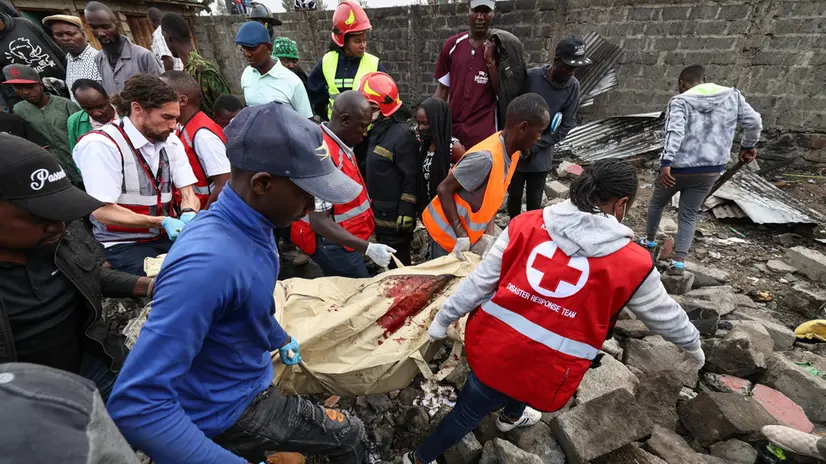 epa12288424 Rescuers recover a body in the wreckage of a crashed Cessna Citation 560 ambulance aircraft in the Mwihoko area of Githurai 45, Nairobi, Kenya, 07 August 2025. The aircraft belonging to the African Medical and Research Foundation (AMREF) was carrying four crew and medical personnel when it lost radio contact three minutes after taking off, according to the Kenya Civil Aviation Authority’s statement. EPA/DANIEL IRUNGU