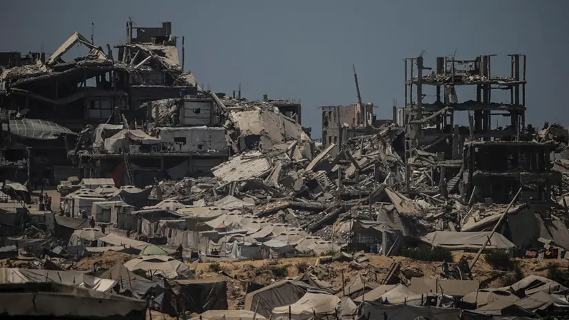 epa12289958 Tents of internally displaced Palestinians, who fled from the east of Gaza City and northern Gaza, near the rubble of destroyed buildings in the west of the northern Gaza Strip, 08 August 2025. EPA/MOHAMMED SABER