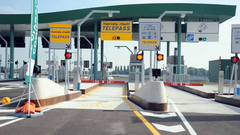 Uno dei caselli della nuova autostrada A35 Brebemi che viene aperta oggi al traffico alla presenza del presidente della Regione Lombardia Roberto Maroni e di alcuni assessori regionali, 23 Luglio 2014. ANSA/ UFFICIO STAMPA/ LOMBARDIA NOTIZIE ++ NO SALES EDITORIAL USE ONLY ++