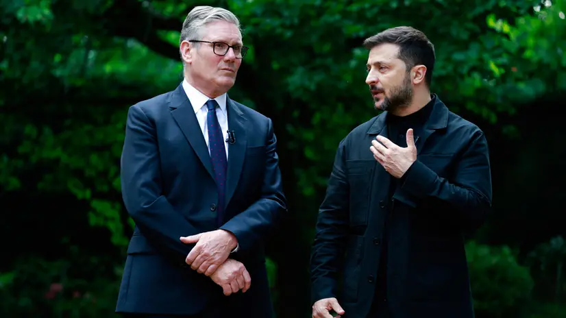 epa12193033 British Prime Minister Keir Starmer (L) listens to Ukrainian President Volodymyr Zelensky during their meeting at Downing Street, London, Britain, 23 June 2025. EPA/JASON ALDEN / POOL