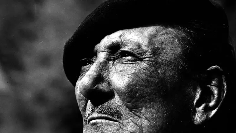 Un intenso ritratto fotografico del pittore valsabbino Ottorino Garosio