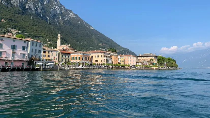 Il lago di Garda di fronte a Toscolano