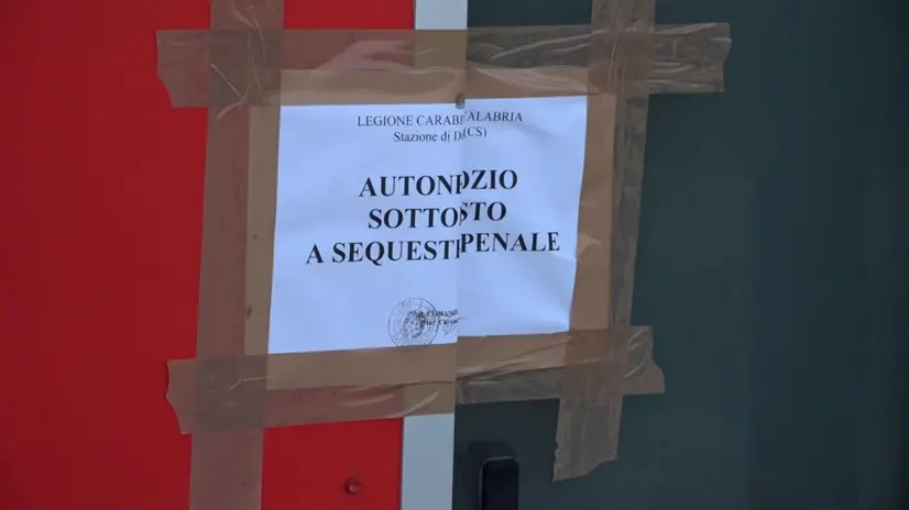 Un frame tratto da un video girato a Diamante (Cosenza) mostra il food truck posto sotto sequestro dopo l'episodio in cui ha perso la vita una persona e altre 9 ricoverate, alcune in gravi condizioni. La vittima è una uomo di 52 anni, originario di Napoli. Diamante, 8 agosto 2025. ANSA / LUIGI SALSINI / NPK