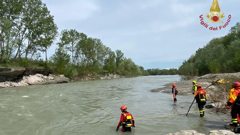 Sommozzatori dei vigili del fuoco impegnati nelle ricerche di un ragazo disperso nel fiume Tanaro nel Cuneese, 22 aprile 2025. ANSA / VIGILI DEL FUOCO +++NO SALES - EDITORIAL USE ONLY - NPK+++