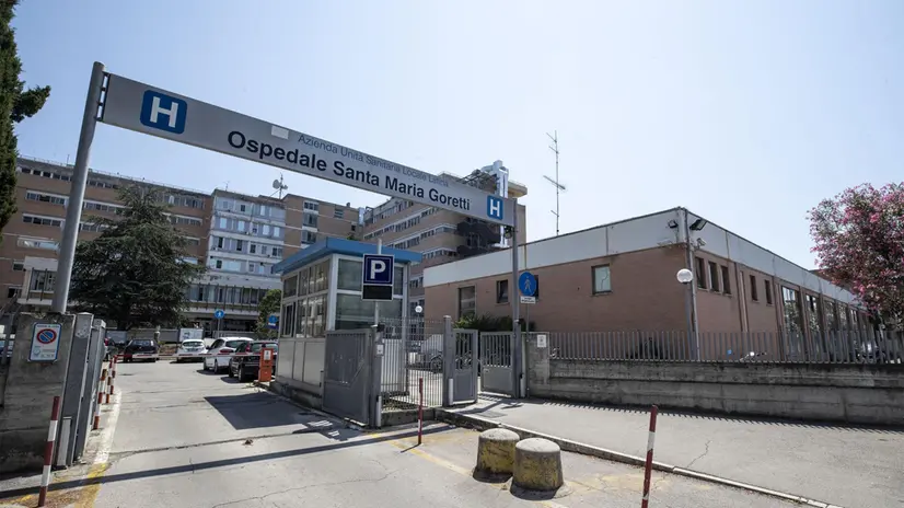 Una veduta esterna dell'ospedale Santa Maria Goretti dove e' stato portato il marocchino deceduto dopo che la sua auto era stata inseguita ad Aprilia da alcuni cittadini perchè lo ritenevano un ladro, Latina, 30 luglio 2018 ANSA/MASSIMO PERCOSSI