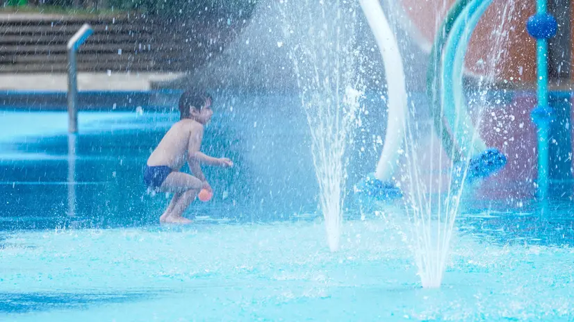 Bambini giocano nelle fontane da poco inaugurate al parco Di Vittorio, in zona Lingotto, per trovare refrigerio dal caldo di Torino, il 21 giugno 2024 ANSA/JESSICA PASQUALON