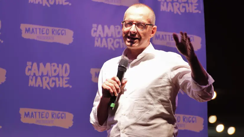 Cena di sottoscrizione elettorale a sostegno di Matteo Ricci, europarlamentare dem e candidato del centrosinistra alla presidenza della Regione Marche. Un appuntamento nato come "Mille a cena con Matteo – per dare luce alle Marche" andato oltre il sold out, con 1.300 partecipanti e altre centinaia di persone presenti pur essendo finiti i posti disponibili. Durante l’evento La scritta 'Marche', illuminata da centinaia di candele e dalla luce dei telefoni, come simbolo del impegno per una buona politica, seria, onesta e trasparente. Campo di Marte (Pesaro), 25 luglio 2025, Ph Dorin Mihai/Pasquale Bove/Alessandro Para/ANSA