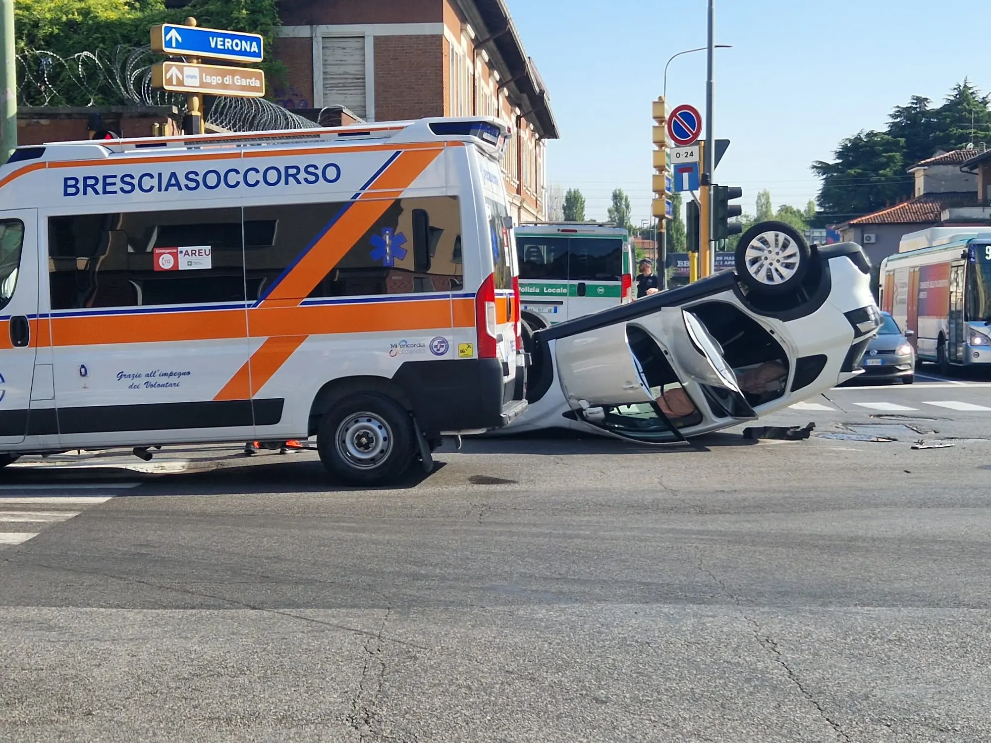 L'incidente tra via Cadorna e viale Duca d'Aosta