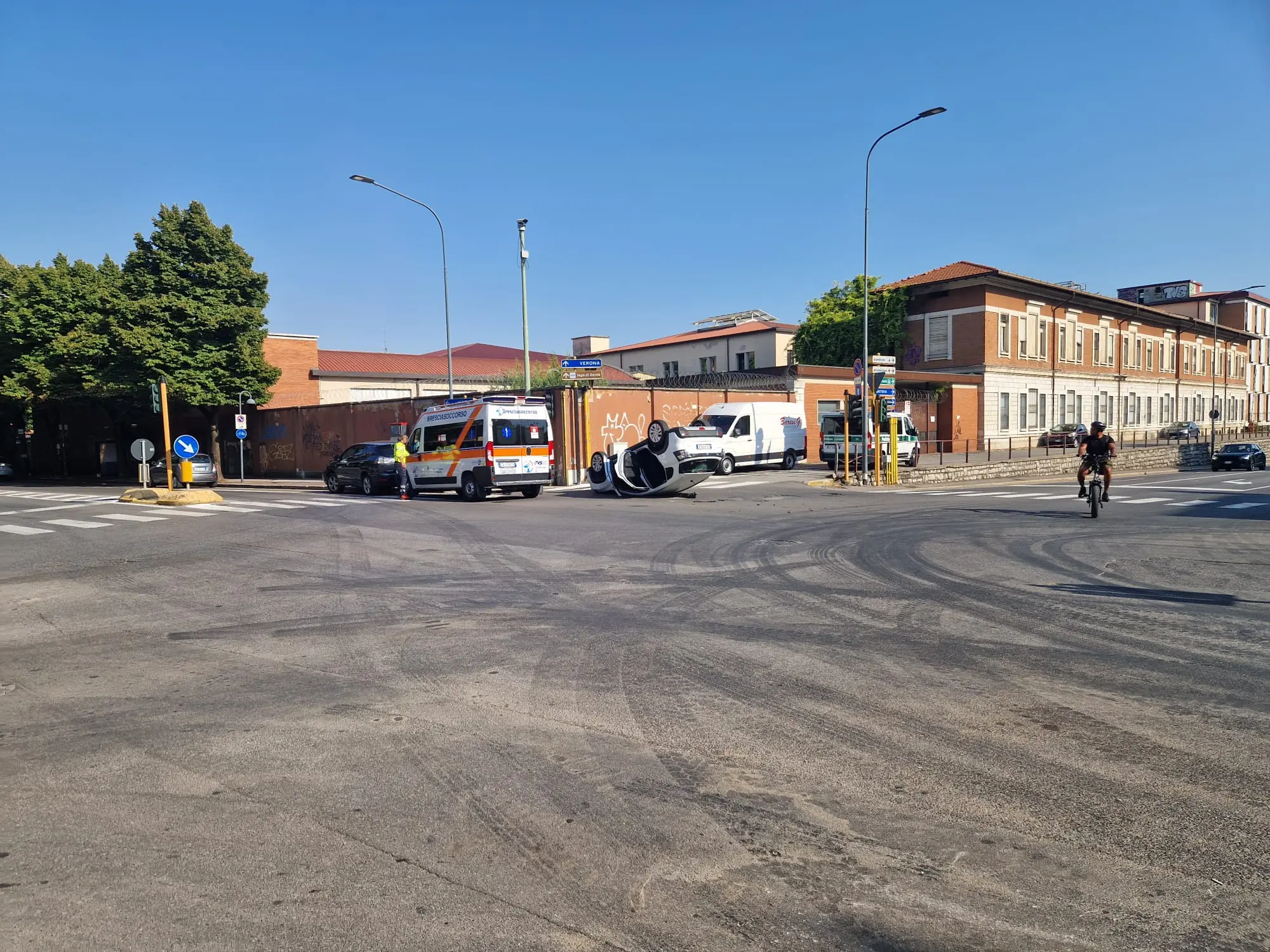 L'incidente tra via Cadorna e viale Duca d'Aosta