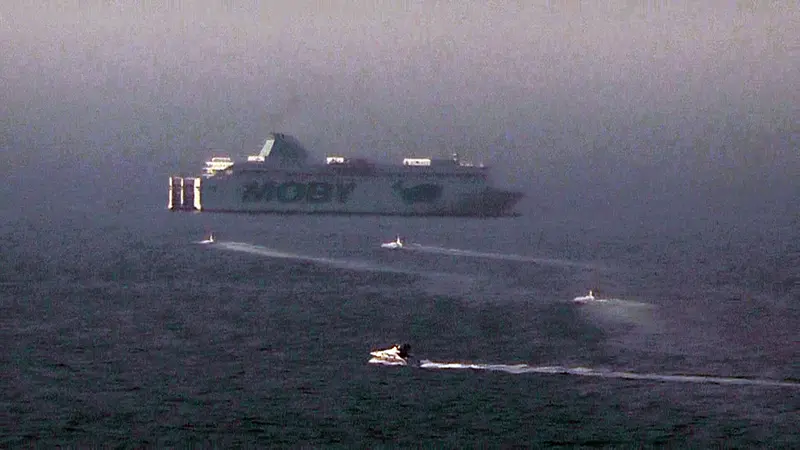 Incendio al largo di Capri sulla nave passeggeri Raffaele Rubattino impegnata nei collegamenti Palermo-Napoli. Intervento delle motovedette e di numerose imbarcazioni.