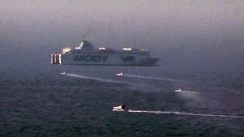 Incendio al largo di Capri sulla nave passeggeri Raffaele Rubattino impegnata nei collegamenti Palermo-Napoli. Intervento delle motovedette e di numerose imbarcazioni.