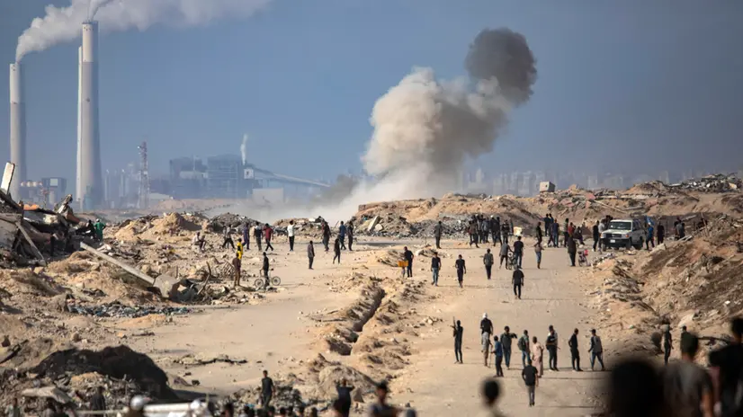 epaselect epa12197283 Smoke rises after an artillery shell fired by an Israeli tank towards aid seekers in the Zikim area, west of Gaza City, 25 June 2025. EPA/HAITHAM IMAD