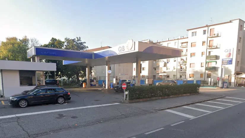 Il distributore Q8 in via Corsica a Brescia