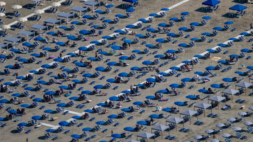 Vedute delle spiagge e stabilimenti balneari in Versilia durante un operazione di controllo del territorio della polizia di stato con l’elicottero dell’8 reparto volo di Firenze. Firenze, 16 Agosto 2024 ANSA/CLAUDIO GIOVANNINI