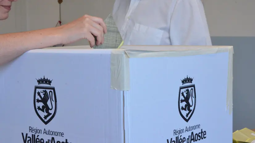 Le operazioni di voto in un seggio allestito presso le scuole del comune di Quart, alle porte di Aosta, 10 agosto 2025. ANSA/THIERRY PRONESTI