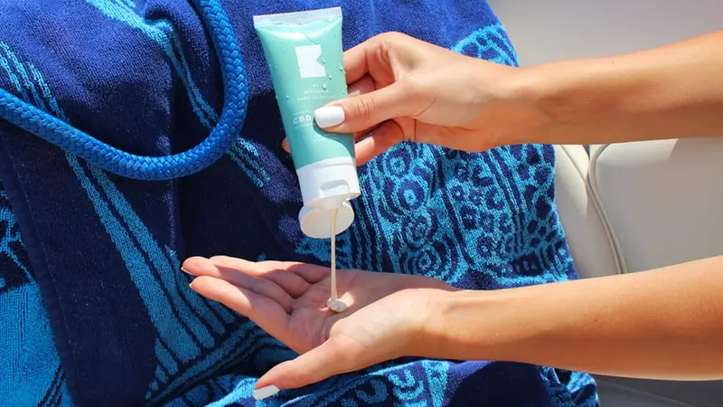 Bisogna proteggersi con una crema solare efficiente e nuova - © www.giornaledibrescia.it