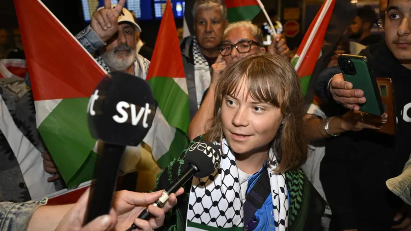 epa12169027 Swedish activist Greta Thunberg talks to journalists as she arrives at Arlanda airport outside Stockholm, Sweden, on 10 June 2025. Thunberg was deported from Israel on 10 June, after Israel's interception of the Freedom Flotilla and the arrest of 12 humanitarians, including French MEP Rima Hassan and climate activist Greta Thunberg. The FFC stated its Gaza-bound Madleen ship, carrying a small shipment of humanitarian aid, was forcibly intercepted by the Israeli military in international waters on 09 June 2025. EPA/Anders Wiklund/TT SWEDEN OUT