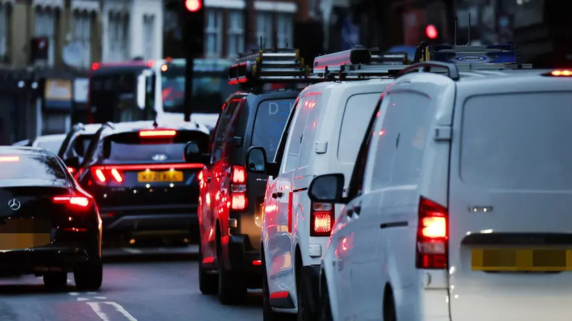 epa10871426 Early morning traffic in London, Britain, 20 September 2023. The UK Government is expected to announce Net Zero commitment delays. British Prime Minister Rishi Sunak is expected to set out plans for watered down targets on cars and boilers during a Net Zero speech at Downing Street, on 20 September. EPA/ANDY RAIN