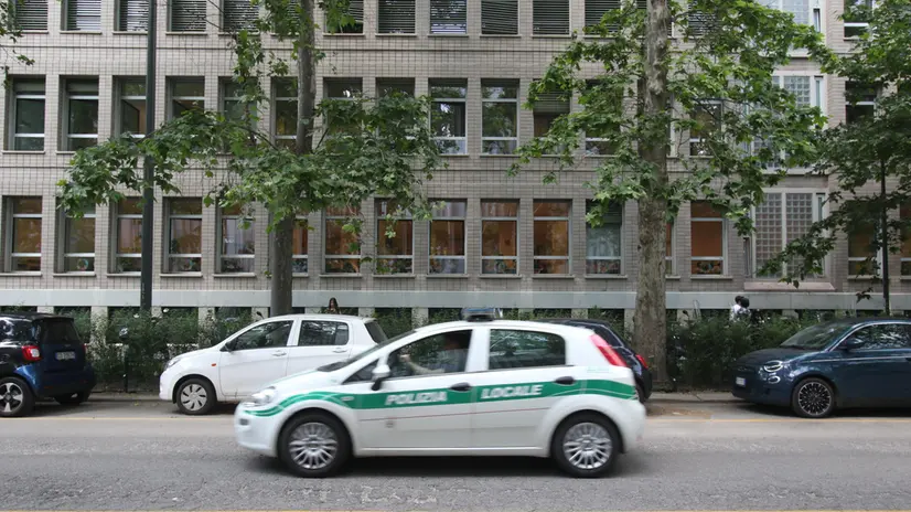 Il luogo nei pressi dell'università Bocconi in cui una transessuale di 41 anni, al centro di un video amatoriale diventato virale, è stata colpita con manganelli e calci, immobilizzata con spray al peperoncino e, infine, ammanettata da quattro agenti della polizia locale, Milano, 24 maggio 2023. ANSA PAOLO SALMOIRAGO