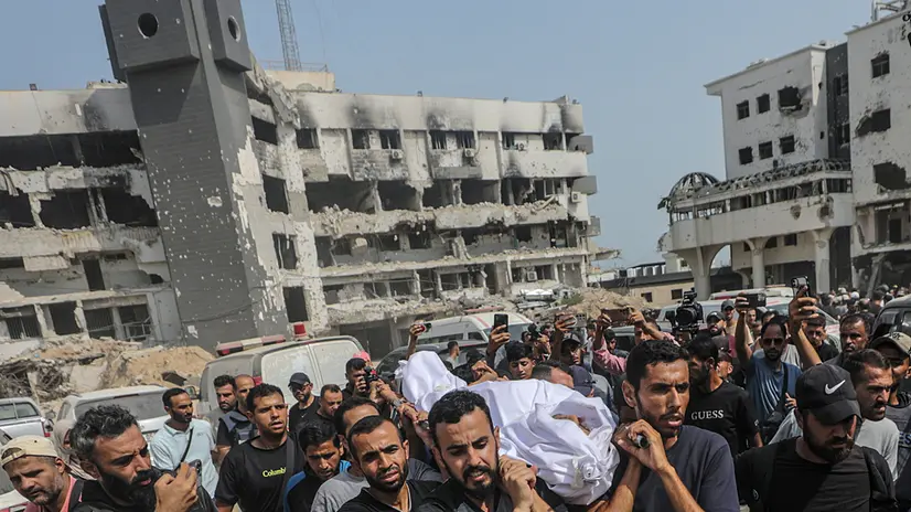 epa12293511 Palestinians carry the body of late Al Jazeera correspondent Mohammed Qreiqeh during his funeral, outside Al-Shifa Hospital in Gaza City, 11 August 2025. At least seven people, including five Al Jazeera media team members Anas Al-Sharif, Mohammed Qreiqeh, Ibrahim Zaher, Moamen Aliwa and Mohammed Noufal, were killed in an Israeli strike on their tent outside Gaza's Al-Shifa Hospital late 10 August 2025. The Israel Defense Forces (IDF) claimed direct responsibility for the attack. EPA/MOHAMMED SABER