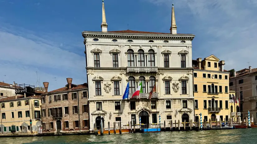 Bandiera mezz’asta di Palazzo Balbi sede della Regione Veneto