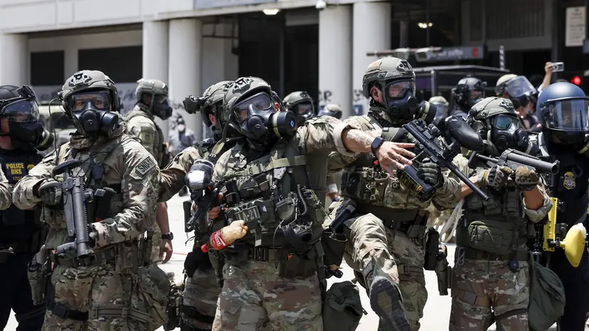 epa12164975 Members of the California National Guard try to disperse protestors in front of the Edward R. Roybal Federal Building in Los Angeles, California, USA, 08 June 2025. US President Donald Trump has deployed approximately 2,000 National Guard troops to Los Angeles, despite not receiving a request from the state of California for any additional assistance, following large protests against ongoing immigration enforcement raids area over the last couple of days. EPA/CAROLINE BREHMAN