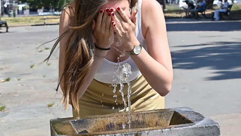 Una ragazza cerca refrigerio in una fontana - Foto Ansa/Alessandro Di Marco © www.giornaledibrescia.it