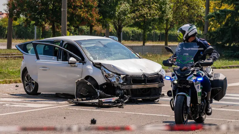 L'auto che ha investito la donna a Milano - Foto Ansa © www.giornaledibrescia.it