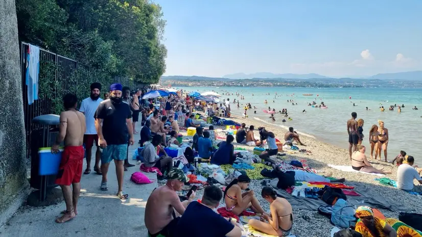 Spiagge affollate sul lago di Garda - © www.giornaledibrescia.it