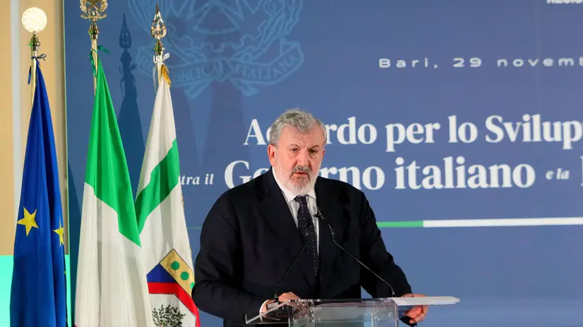 Michele Emiliano predidente della Regione Puglia duranmte il suo discorso. Bari 29 11 2024 la Presidente del Consiglio, Giorgia Meloni, e il Presidente della Regione Puglia, Michele Emiliano, hanno sottoscritto il documento, formalizzando un impegno che porterà alla regione risorse significative per un totale di 4,6 miliardi di euro. Bari 29 novembre 2024. ANSA/DONATO FASANO