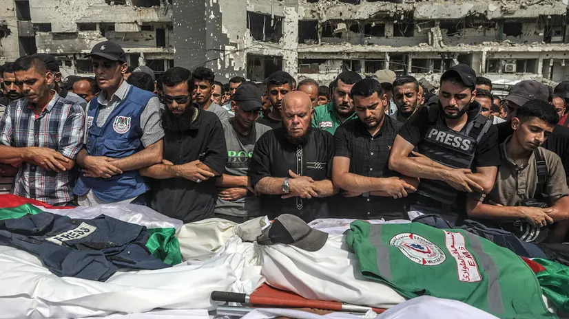 Il funerale dei giornalisti palestinesi uccisi in un attacco israeliano - Foto Ansa © www.giornaledibrescia.it