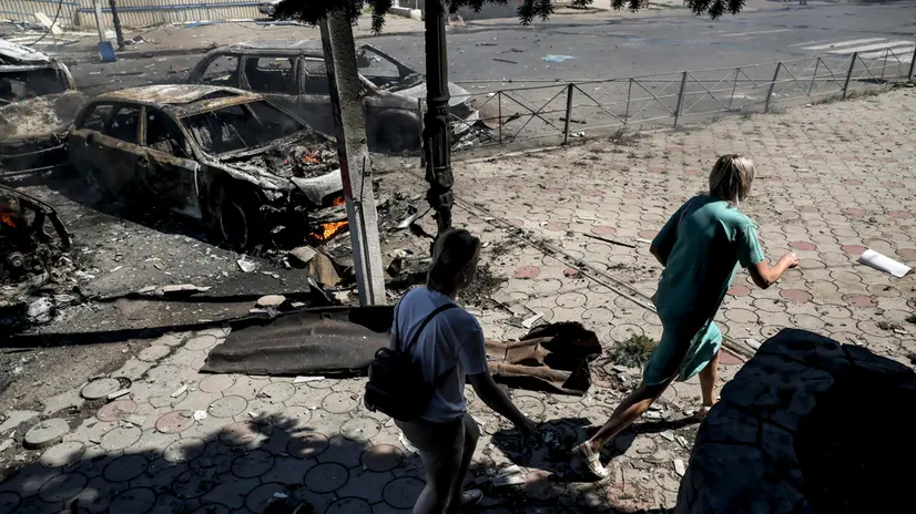 epa12279110 A handout photo made available by the press service of the 24th Mechanized Brigade of the Ukrainian Armed Forces shows people walking at the site of a Russian drone strike on a market in the frontline city of Druzhkivka in the Donetsk region, Ukraine, 02 August 2025, amid the Russian invasion. At least 5 people were injured in the Russian strike on Druzhkivka, according to Head of the Donetsk Regional Military Administration Vadym Filashkin. EPA/PRESS SERVICE OF THE 24 MECHANIZED BRIGADE HANDOUT HANDOUT EDITORIAL USE ONLY/NO SALES
