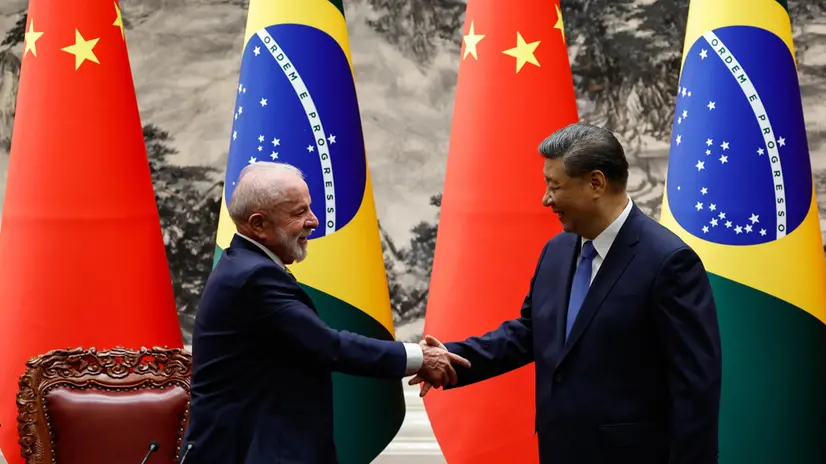 epa12096246 Chinese President Xi Jinping (R) shakes hands with Brazil's President Luiz Inacio Lula da Silva (L) after a signing ceremony and a joint press conference, at the Great Hall of the People in Beijing, China, 13 May 2025. EPA/TINGSHU WANG / POOL