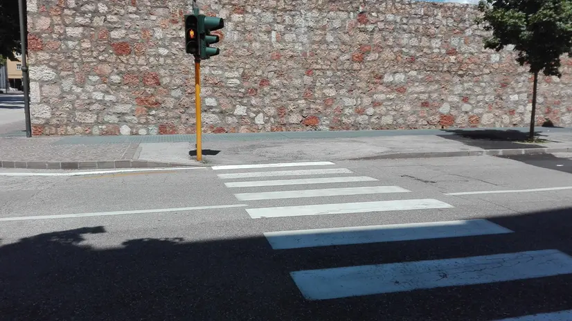 Semaforo giallo e strisce pedonali a Trento