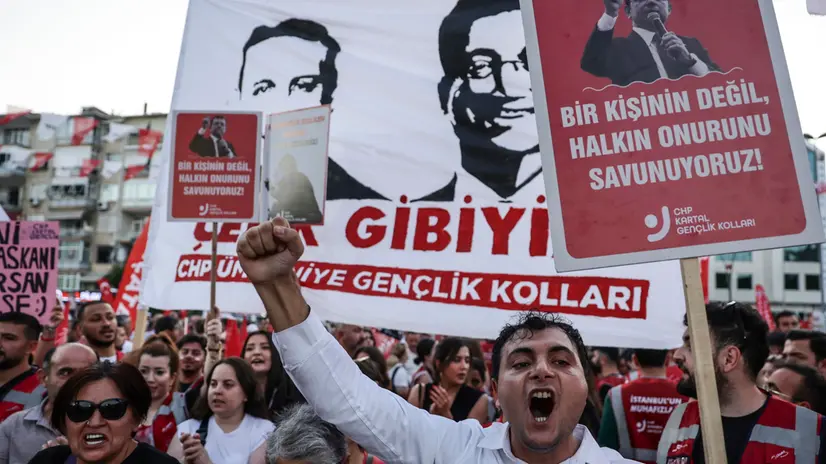 epa12241896 A man holds a placard that reads, 'We defend the votes of the people, not one person,' and shouts slogans as he takes part in a rally organized by the country's main opposition Republican People's Party (CHP) against the suspension and imprisonment of Istanbul Mayor Ekrem Imamoglu, in Istanbul, Turkey, 16 July 2025. Imamoglu, of the Republican People's Party, was jailed and dismissed by the Turkish Ministry of Interior on 23 March on corruption charges, following his detention on 19 March along with 100 others. EPA/ERDEM SAHIN